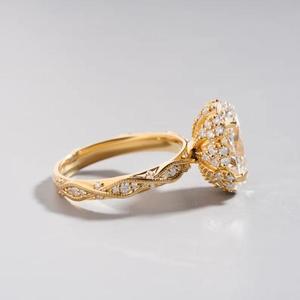 Anillo de compromiso de diamante de corte ovalado en oro amarillo macizo con engaste de corona de múltiples puntas, banda pavé trenzada vintage con marquesa, estilo nupcial antiguo - Product Image 4