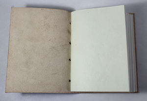 Diario de cuero genuino estilo antiguo con relieve frontal, cuaderno de aspecto vintage muy especial para hombres y mujeres. - Product Image 4