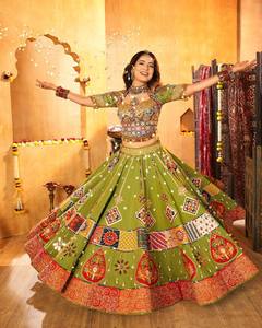 Lehenga Choli Reversible Verde Bandhani, Muselina de Algodón Pesado Bordada, Traje Tradicional Indio para Bodas, Fiestas y Diwali - Product Image 1