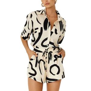 Ensemble été femme : haut à imprimé floral élégant et ourlet festonné, et pantalon en coton respirant assorti - Product Image 1