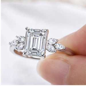 Anillo de Compromiso de Lujo con Moissanita de Corte Esmeralda y Oro Sólido de 14K, Diseño Original de Diseñador de Moda para Mujer - Product Image 5