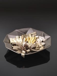 Moderno Soporte Plateado para Servir Chocolate con Tres Recipientes y Marco Curvo, Escultura Contemporánea para Exhibir Bocadillos - Product Image 2