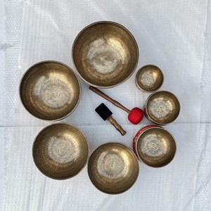 Bol chantant en bronze fait main avec motifs gravés anciens et mantra, offrant une résonance excellente pour la thérapie sonore - Product Image 4
