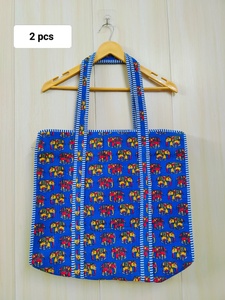 Sac fourre-tout élégant pour femme, grand format, imprimé floral bleu, matelassé, fermeture ouverte, en coton indien, lavable, pour le shopping quotidien et les voyages - Product Image 1