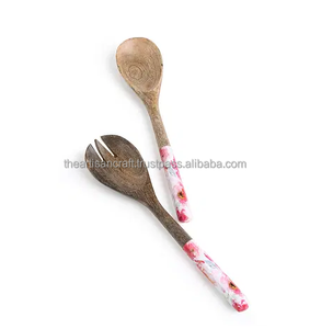 Serveurs à salade en bois avec poignée imprimée en émail Accessoires de cuisine Serveur à salade Look à la mode Ensemble cuillère et fourchette en acacia en gros - Product Image 3