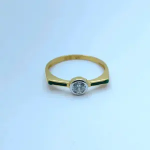 Anillo de Oro Amarillo Sólido de 22K con Incrustaciones de Diamantes Redondos y Esmalte Verde, Joyería Fina Moderna y Minimalista para Mujer - Product Image 1