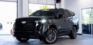 Como Nuevo, Ka-dil-lac Es-ka-lade-V 2023 con Tracción en las Cuatro Ruedas - Product Image 1
