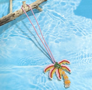 Llaveros de fiesta vintage hechos a mano con diamantes de imitación, con diseño de árbol de coco y letras del alfabeto multicolor, y dijes de pulsera con inicial. - Product Image 2