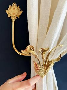 Sujetador de Cortina Metálico con Acabado Dorado en Forma de Flor de Lirio, Perfecto para Ocasiones Especiales, Decoración de Interiores, Hecho a Mano en India - Product Image 4