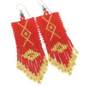 Pendientes de cuentas de vidrio multicolor para una expresión de moda brillante que aporta un aspecto dinámico y un detalle de accesorio juguetón. - Product Image 4