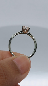 Anillo de Compromiso con Diamante Ovalado Cultivado en Laboratorio Certificado de 1 Quilate con Piedras Laterales Naturales D VVS2 Chapado en Oro de 18K Unisex - Product Image 2