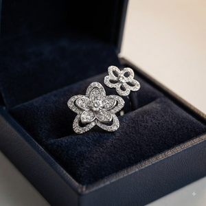 Bague en argent 925 plaqué rhodium avec design luxueux et accrocheur, sertie de moissanite et de diamants en grappe florale classique, cadeau d'anniversaire - Product Image 4