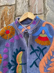 Chaqueta de Mujer en Terciopelo Gris Lavanda con Bordado Suzani, Arte Floral Hecho a Mano, Estilo Boho, Cuello Alto, Manga Larga, Chaqueta de Otoño para Mujer - Product Image 4
