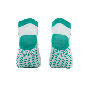 Chaussettes antidérapantes personnalisées pour hommes et femmes, chaussettes de trampoline antidérapantes rouges pour Bounce Park - Product Image 1