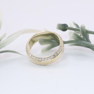Élégante bague de fiançailles et de mariage en or jaune à double bordure, sertie de diamants de laboratoire taille brillant, avec pavé sur le dessus et bordure éternité. - Product Image 3