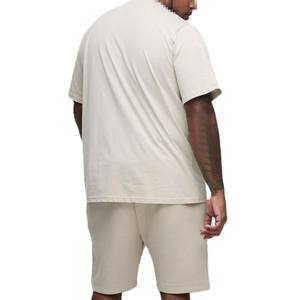 T-shirts streetwear pour hommes en coton 240 GSM avec patch en chenille, coupe oversize à épaules tombantes, logo personnalisé, partenaire de sourcing de vêtements OEM - Product Image 2