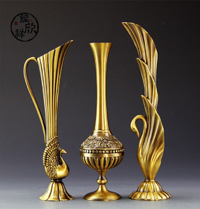 Elegante trío de jarrones de latón con motivos de pavo real y cisne dorados, con detalles grabados intrincados. Disponible a precios de mayorista. - Product Image 1