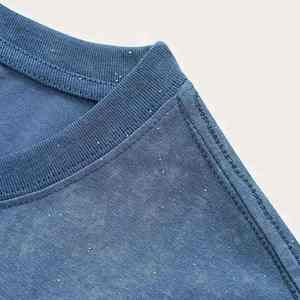 Camiseta con pedrería brillante para un look moderno y llamativo en cualquier momento. - Product Image 5