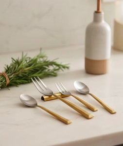 Ensemble de couverts minimalistes en acier inoxydable avec manches martelées dorées, compatibles lave-vaisselle, pour les tables de mariage - Product Image 5