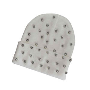 Bonnet tricoté tendance à prix abordable avec décorations en cristal, accentuations de pierres scintillantes de luxe, idéal pour l'hiver - Product Image 4