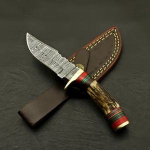 Couteau de camping multifonctionnel en acier Damas fait main, outil de poche pliant, accents argentés gravés, manche en bois de cerf, qualité supérieure - Product Image 1