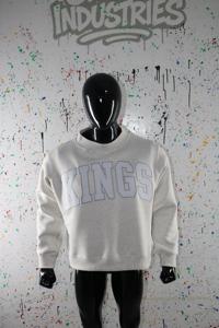 Sudadera KINGS ASH GREY con cuello alto, 100% algodón, con apliques bordados blancos, cuello ancho, hilos finos. - Product Image 2