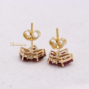 ต่างหูทองคำ 14k สีเหลืองประดับทับทิมทรงลูกแพร์และเพชรลายดอกไม้แบบกลุ่มจาก Memoria Jewels ขายส่ง - Product Image 3