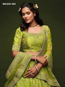 Nuevo Conjunto Lehenga-Choli Verde Neón Semisellado con Bordado de Seda Artística y Lentejuelas Zari, Estilo Línea A, Proveedor Indio - Product Image 3