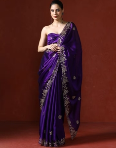 Sari de satén de seda morado KV con adornos y lentejuelas, con blusa sin coser - Product Image 2