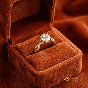 แหวนมอสซาไนต์ทรงกลมชุบทอง 14K ดีไซน์หรูหราสำหรับเจ้าสาว ใช้เป็นเครื่องประดับสัญญาสำหรับผู้หญิง สวมใส่ได้ทุกวัน เป็นของขวัญ สไตล์อเมริกัน สวยสง่า คลาสสิก รุ่นใหม่ - Product Image 4