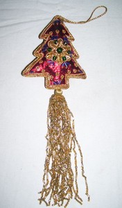 เครื่องประดับตกแต่งต้นคริสต์มาสทรงสี่เหลี่ยมทำมือจากอะคริลิคสีแดง พร้อมลายปักสีสันสดใสและรายละเอียดงานปักดิ้นทอง - Product Image 4