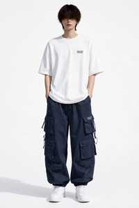 Conjunto de Ropa Urbana de Verano para Hombre Oneten Apparel: Camiseta Blanca con Letras y Pantalones Cargo Azul Marino - Product Image 1
