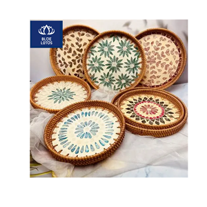 ¡OFERTA ESPECIAL! Bandeja de ratán ecológica con incrustaciones de conchas naturales, ideal para servir té y organizar encimeras. Venta directa al por mayor. - Product Image 1