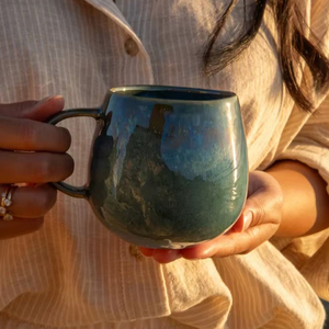 Taza de Cerámica Artesanal con Esmalte Efecto Océano Profundo, Silueta Curva, Asa Ergonómica, Retención Térmica para una Experiencia de Bebida Superior - Product Image 1