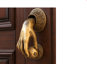 Sonnette de porte Fortune Hand en finition dorée patinée avec orbe orné d'étoiles et plaque arrière circulaire décorative, quincaillerie décorative - Product Image 4