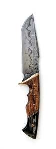 Herramienta utilitaria para exteriores de acero al carbono forjado a mano, con mango compuesto y protector de cobre pulido, de Iron Crown Forge. - Product Image 2
