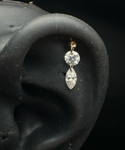 Piercing Helix Contemporáneo de Oro de 10K con Doble Diamante y Colgantes de Corte Marquise y Redondo - Product Image 5