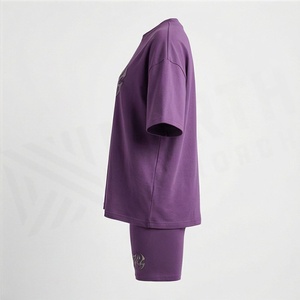 Conjunto de 2 piezas de ropa urbana para mujer, camiseta de manga corta con logo estampado en foil y pantalones cortos por encima de la rodilla, ajuste holgado y transpirable - Product Image 3