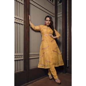 Traje de Chanderi Chiffon Amarillo Fuego, Talla XS, con Mangas Tres Cuartos - Product Image 2