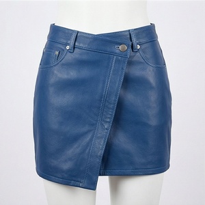 Jupe courte en similicuir à taille haute pour femme, couleur unie avec poche, design brillant, style toutes saisons - Product Image 1