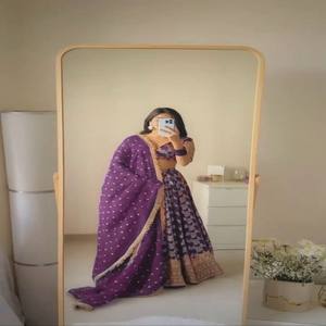 VASTRA COTTAGE Elegante Choli de Jacquard con Bordado de Lentejuelas y Hilo, con Dupatta de Faux Georgette y Borde de Encaje de Cuatro Lados - Product Image 1