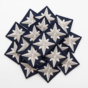 Badge rectangulaire personnalisé en gros, motif rose de la boussole dorée et étoile nautique, avec applique en sergé blanc cassé et bordure crème - Product Image 6