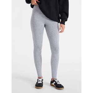 Conjuntos Deportivos de Dos Piezas con Logotipo Personalizado, Top Corto Elástico, Leggings Ajustados OEM, Bra Deportivo para Yoga, Ropa Deportiva para Mujer - Product Image 2