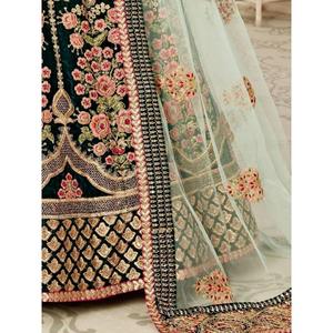 Impresionante desgaste de boda de terciopelo bordado verde Lehenga Choli - Product Image 2