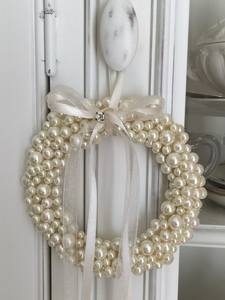 Guirnalda Navideña de Perlas de Lujo con Detalles Plateados de 10 Pulgadas, Venta Directa de Fábrica y Elegante Cinta de Encaje Color Marfil - Product Image 2