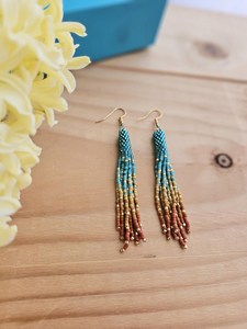 Boucles d'oreilles élégantes de qualité supérieure, extra longues, à pampilles turquoise, bijoux tendance faits à la main, accessoires mignons perlés pour femmes par UO - Product Image 2