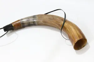 Corneta Vikinga Hecha a Mano con Cuerno Natural de Vaca y Buey, Diseño Simple de Trompeta con Motivos Nórdicos en Cuero por NS Overseas - Product Image 5