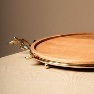 Exquisita Bandeja Redonda de Madera para Servir con Acabado de Grano Cálido y Elegantes Asas Doradas con Detalles de Hojas para Servir Comida - Product Image 3