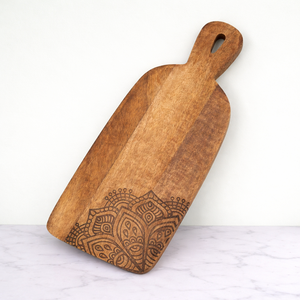 เขียงไม้มะม่วงพรีเมียม รูปทรงยาวแบบไม้พาย สลักลายแมนดาลาด้วยเลเซอร์ ทนทาน ปลอดภัยสำหรับอาหาร เหมาะสำหรับเสิร์ฟในครัว - Product Image 1