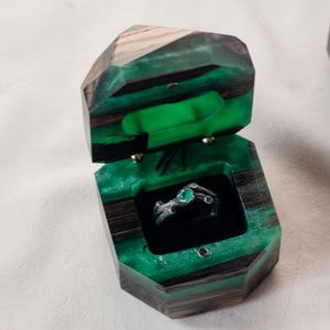 Caja de Madera Cuadrada para Anillos de Boda con Tapa de Resina Epoxi, Porta Anillos, Joyero - Product Image 1